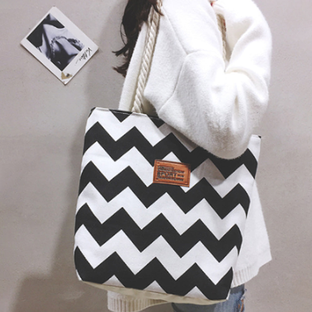 Dollcini Női Kézitáska – Vízálló és Könnyű Műbőr, Fekete-Fehér