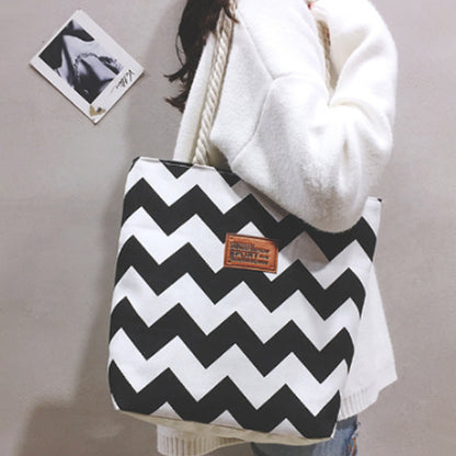 Dollcini Női Kézitáska – Vízálló és Könnyű Műbőr, Fekete-Fehér