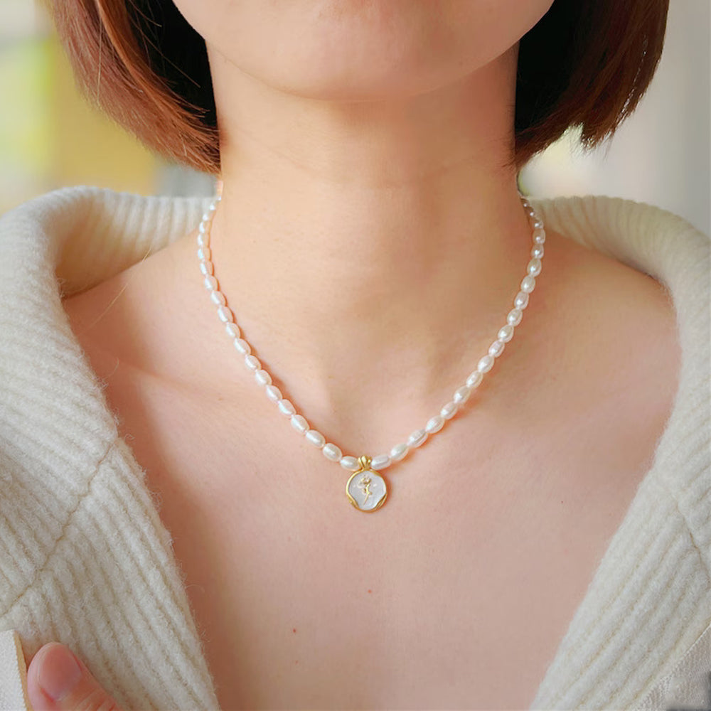 Dollcini Pearl Ékszerkészlet – Nyaklánc és Gyöngy Fülbevaló