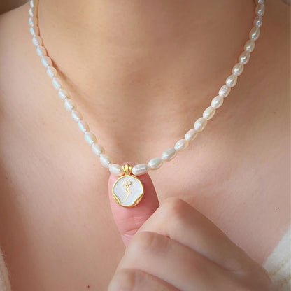 Dollcini Pearl Ékszerkészlet – Nyaklánc és Gyöngy Fülbevaló